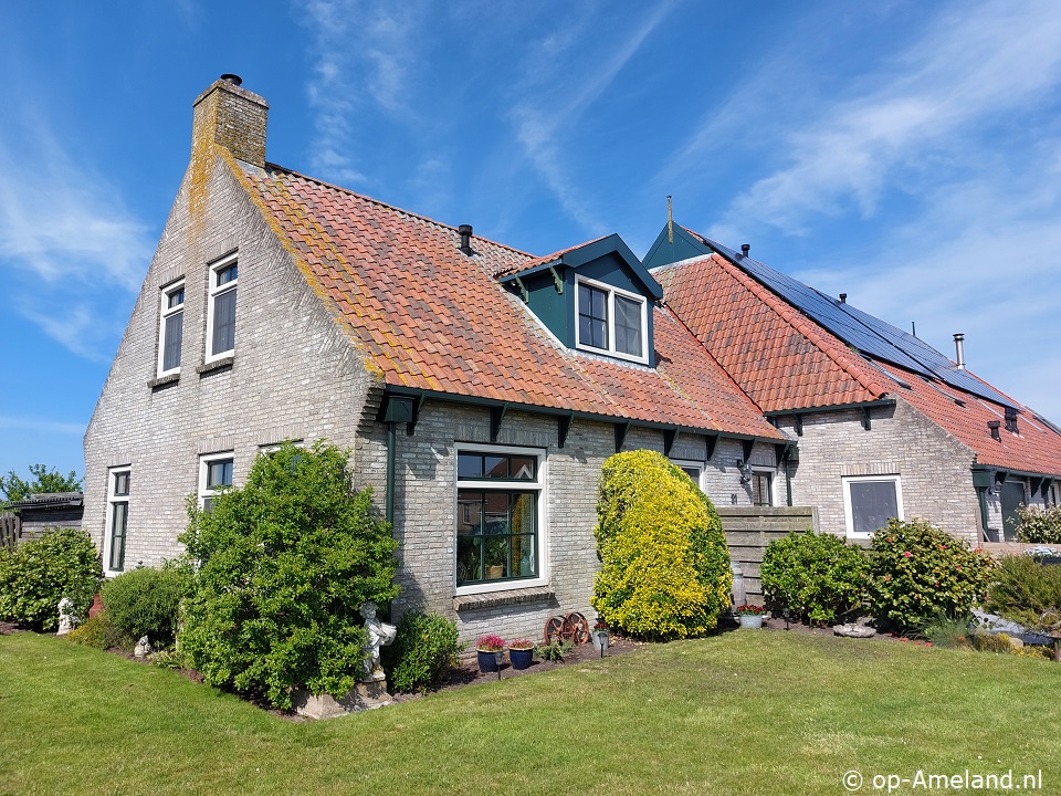 Uut in Thuus (boven), Holiday home on Ameland for 2 persons